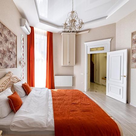 2 Bedroom Apartment Tykha Street City Center With Parking Place Lemberg Exterior foto