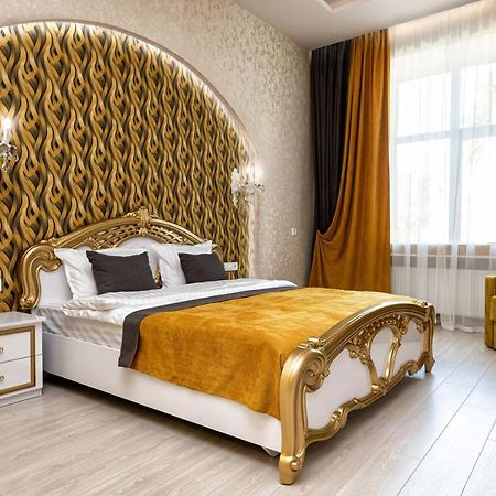 2 Bedroom Apartment Tykha Street City Center With Parking Place Lemberg Exterior foto
