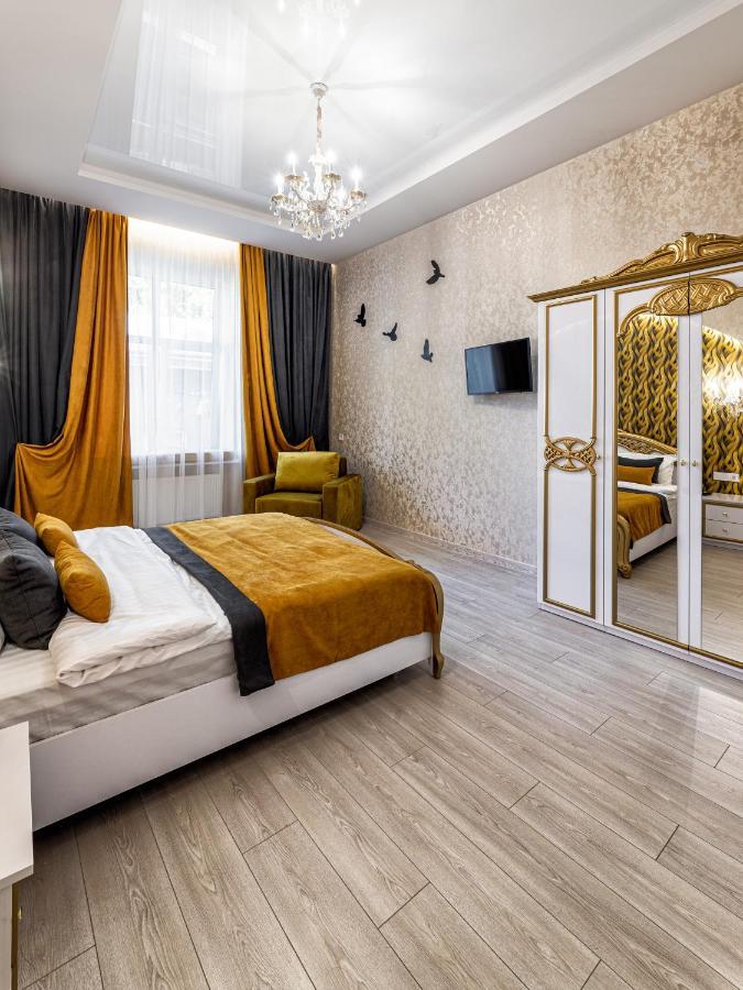 2 Bedroom Apartment Tykha Street City Center With Parking Place Lemberg Exterior foto