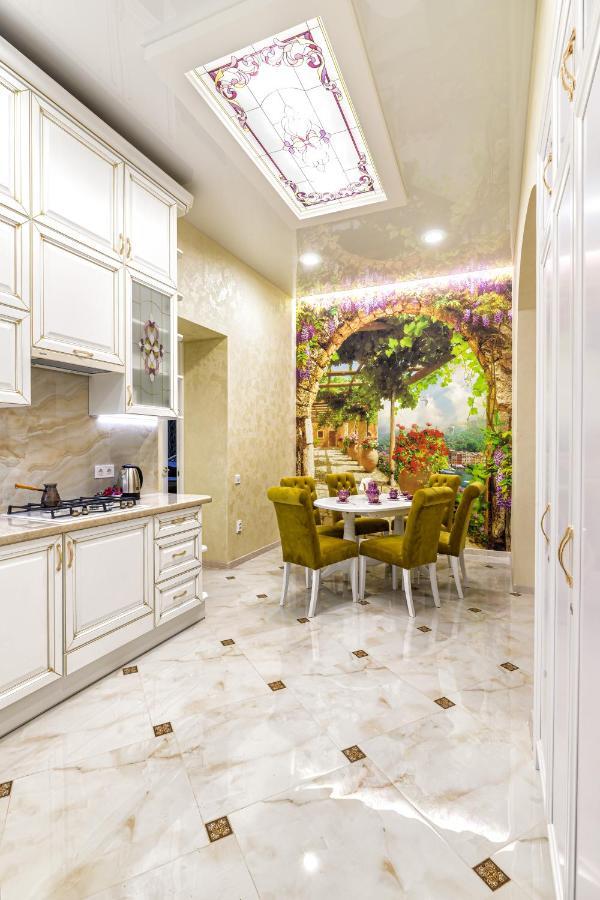 2 Bedroom Apartment Tykha Street City Center With Parking Place Lemberg Exterior foto