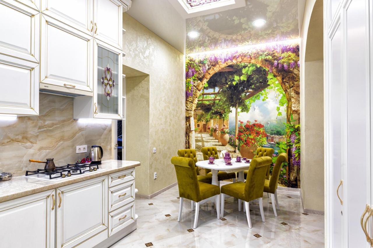 2 Bedroom Apartment Tykha Street City Center With Parking Place Lemberg Exterior foto