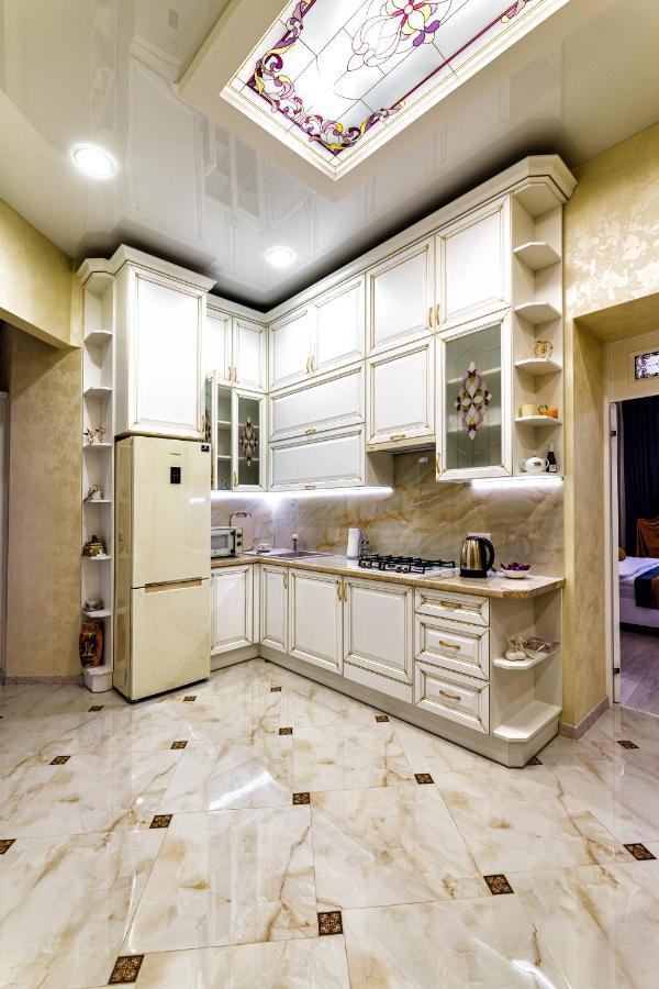2 Bedroom Apartment Tykha Street City Center With Parking Place Lemberg Exterior foto