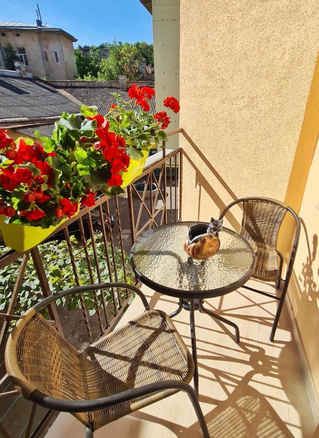 2 Bedroom Apartment Tykha Street City Center With Parking Place Lemberg Exterior foto