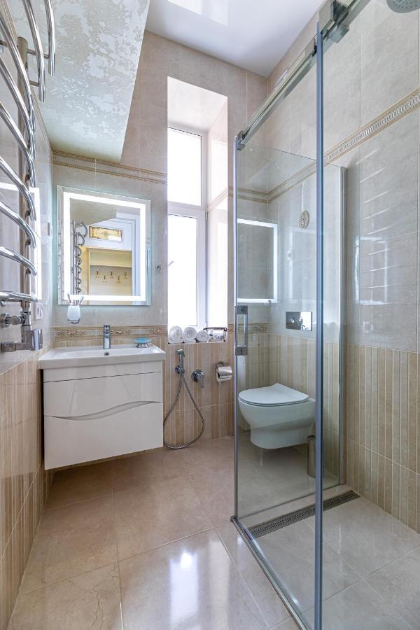 2 Bedroom Apartment Tykha Street City Center With Parking Place Lemberg Exterior foto