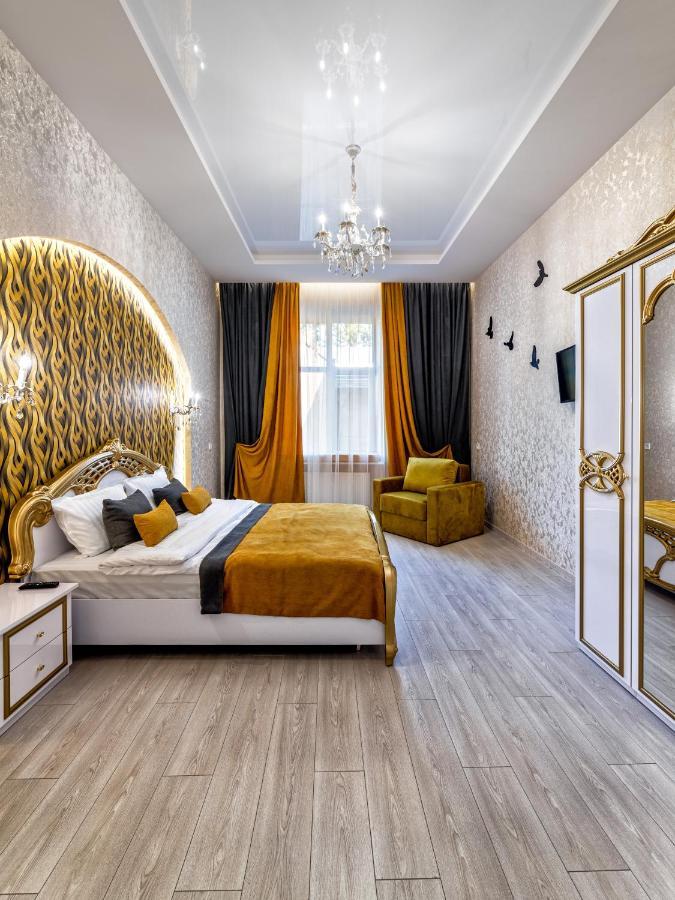 2 Bedroom Apartment Tykha Street City Center With Parking Place Lemberg Exterior foto