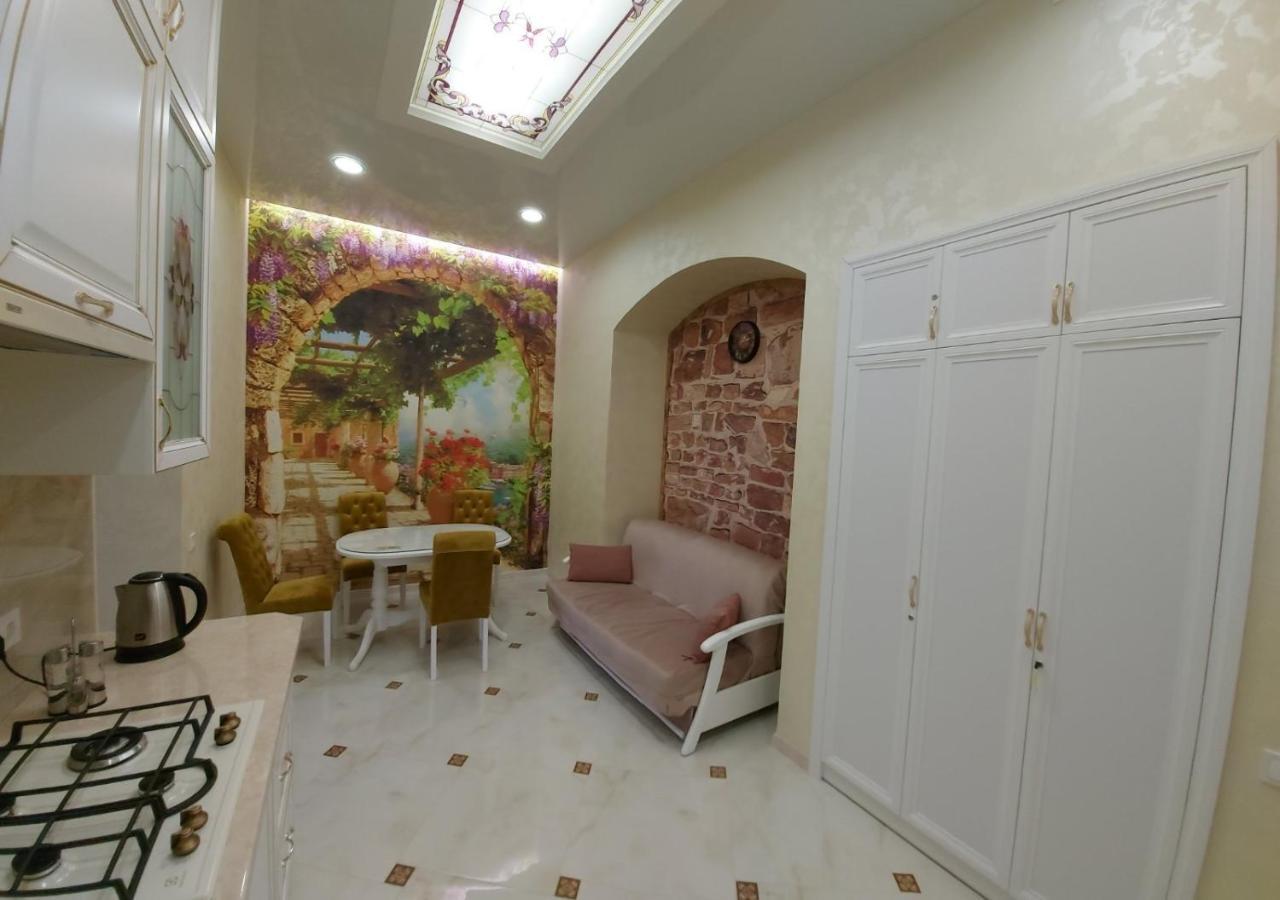 2 Bedroom Apartment Tykha Street City Center With Parking Place Lemberg Exterior foto
