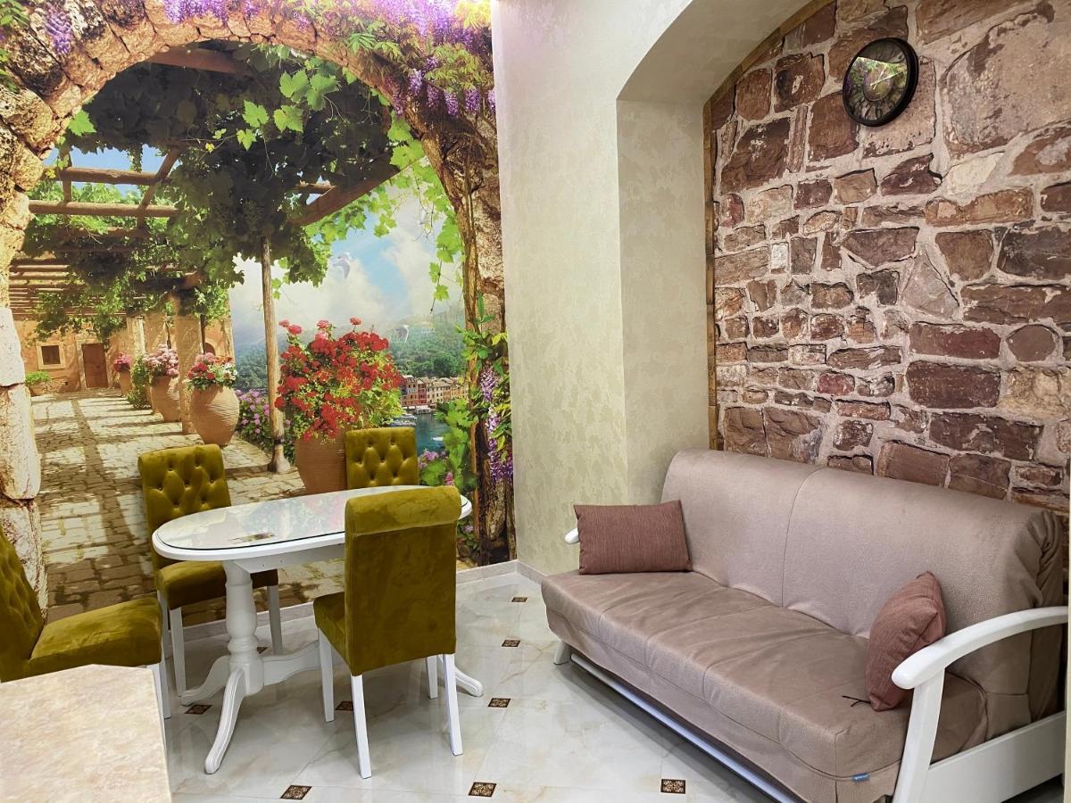 2 Bedroom Apartment Tykha Street City Center With Parking Place Lemberg Exterior foto